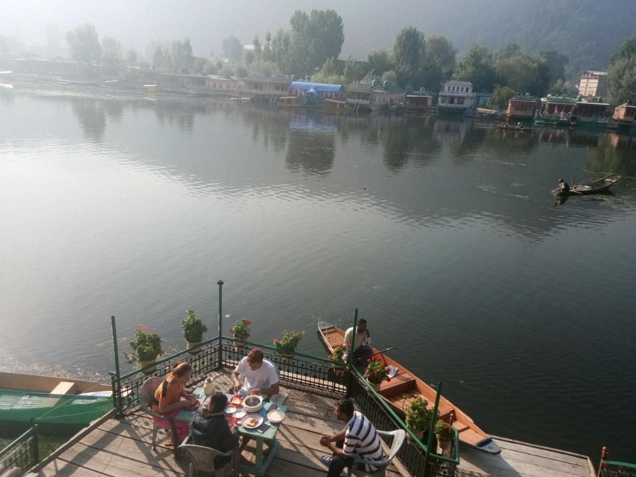 House Boat Young Holly Wood Hotel Srīnagar Zewnętrze zdjęcie